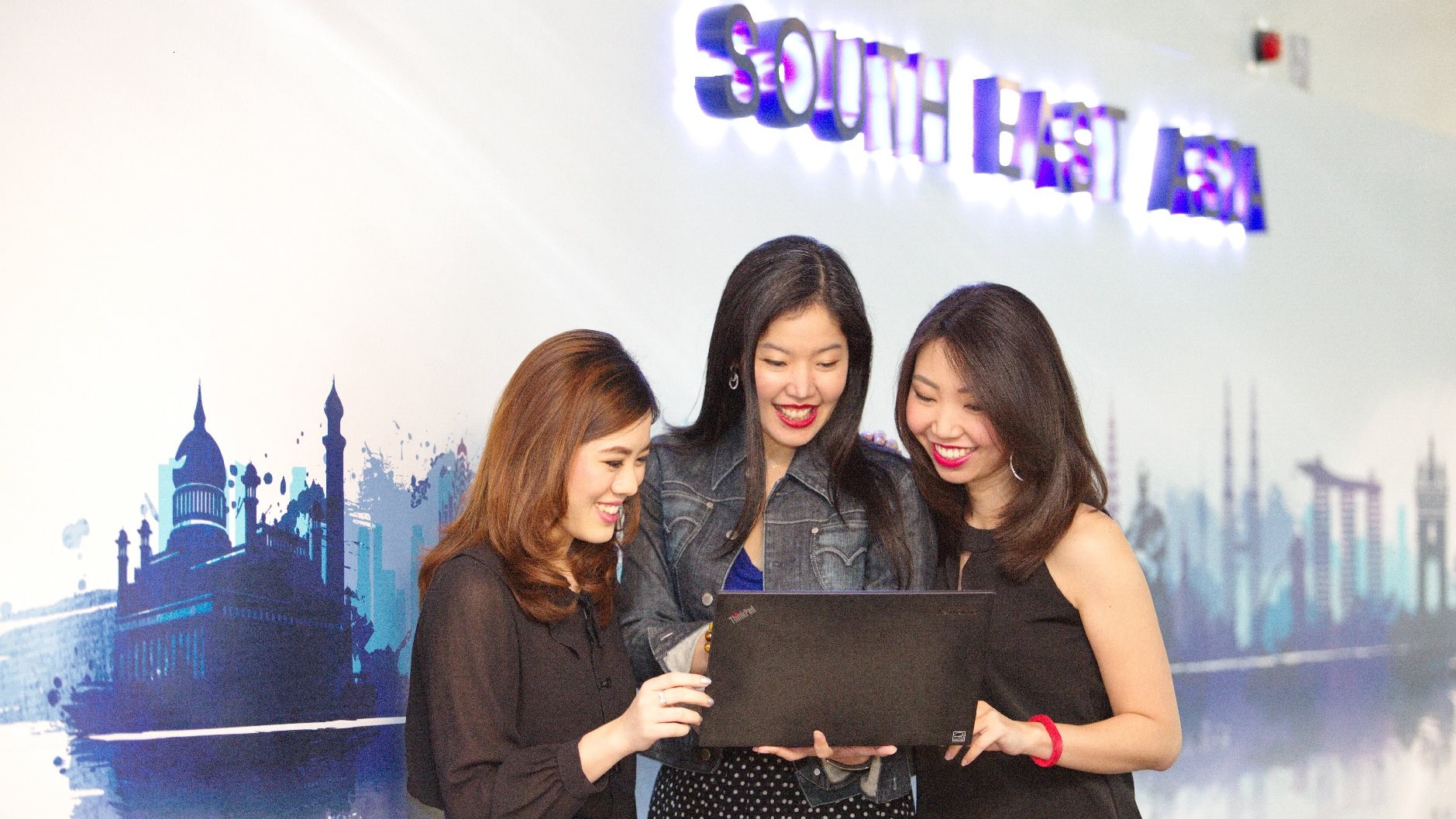 Beiersdorf Career, Beiersdorf employees working together in South East Asia