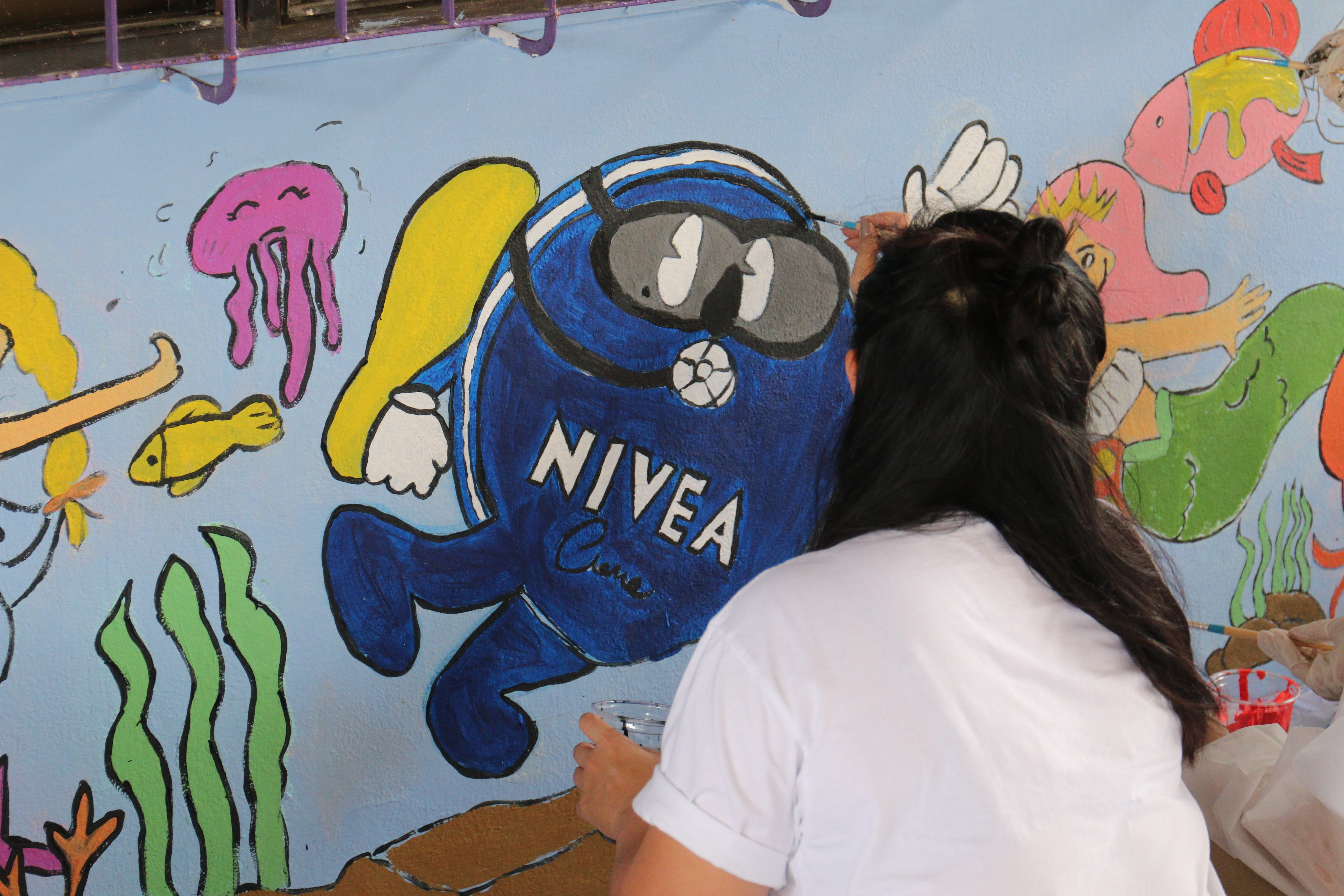 Rewards & Benefits Career - Beiersdorf employees dressed in white Beiersdorf T-shirts dancing aerobic